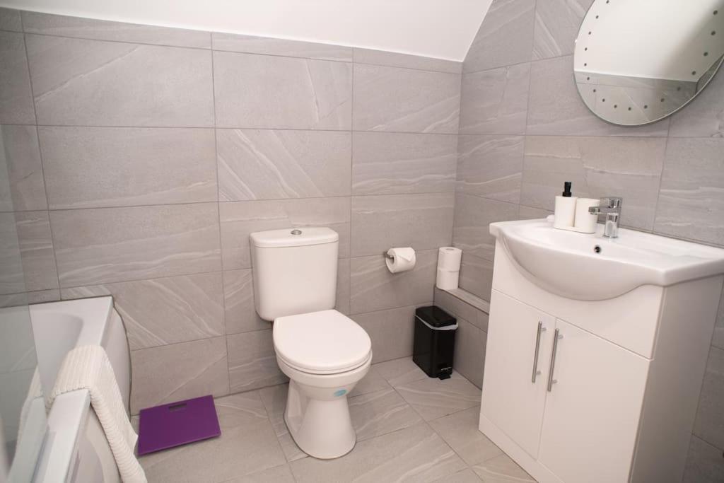 Orchid Lodge - Two Bed Generous Flat - Parking, Netflix, Wifi - Close To Blenheim Palace & Oxford - F4 Kidlington Kültér fotó