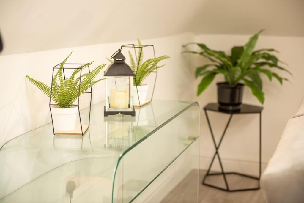 Orchid Lodge - Two Bed Generous Flat - Parking, Netflix, Wifi - Close To Blenheim Palace & Oxford - F4 Kidlington Kültér fotó
