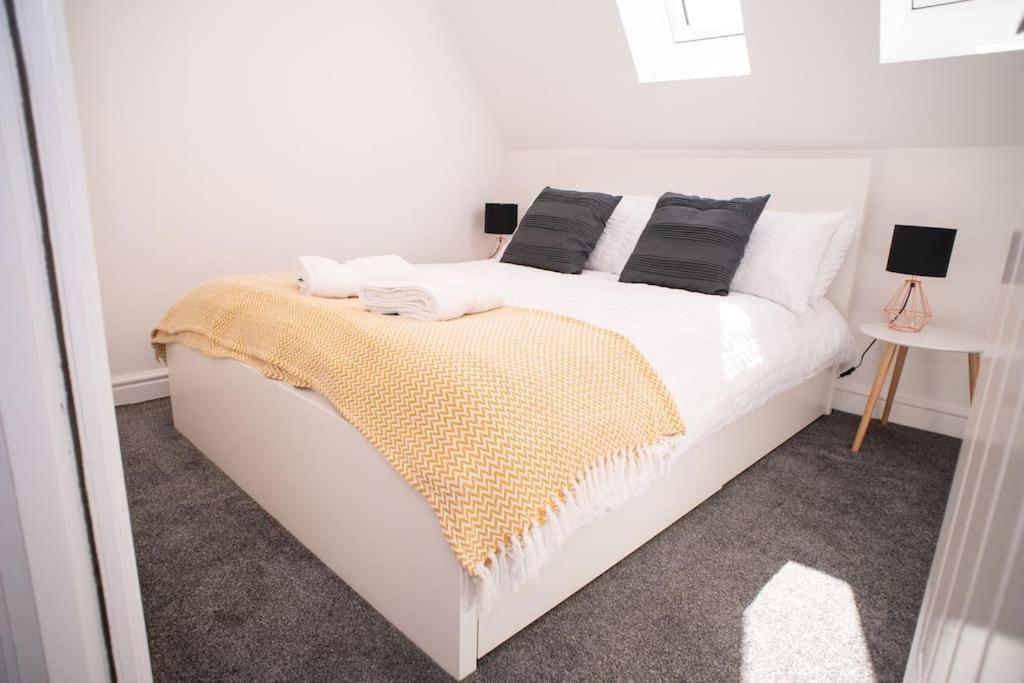 Orchid Lodge - Two Bed Generous Flat - Parking, Netflix, Wifi - Close To Blenheim Palace & Oxford - F4 Kidlington Kültér fotó