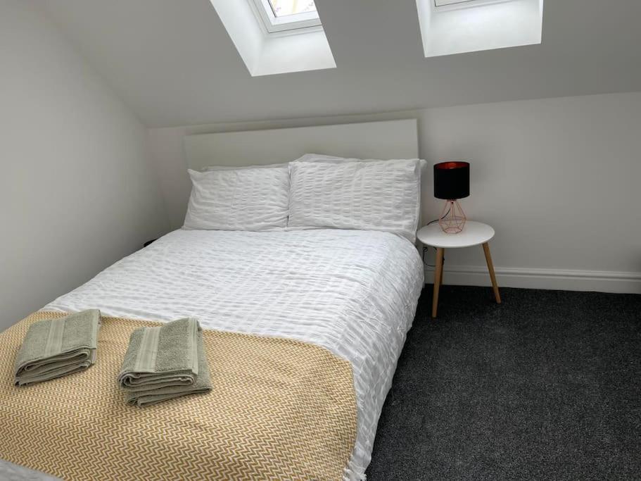 Orchid Lodge - Two Bed Generous Flat - Parking, Netflix, Wifi - Close To Blenheim Palace & Oxford - F4 Kidlington Kültér fotó