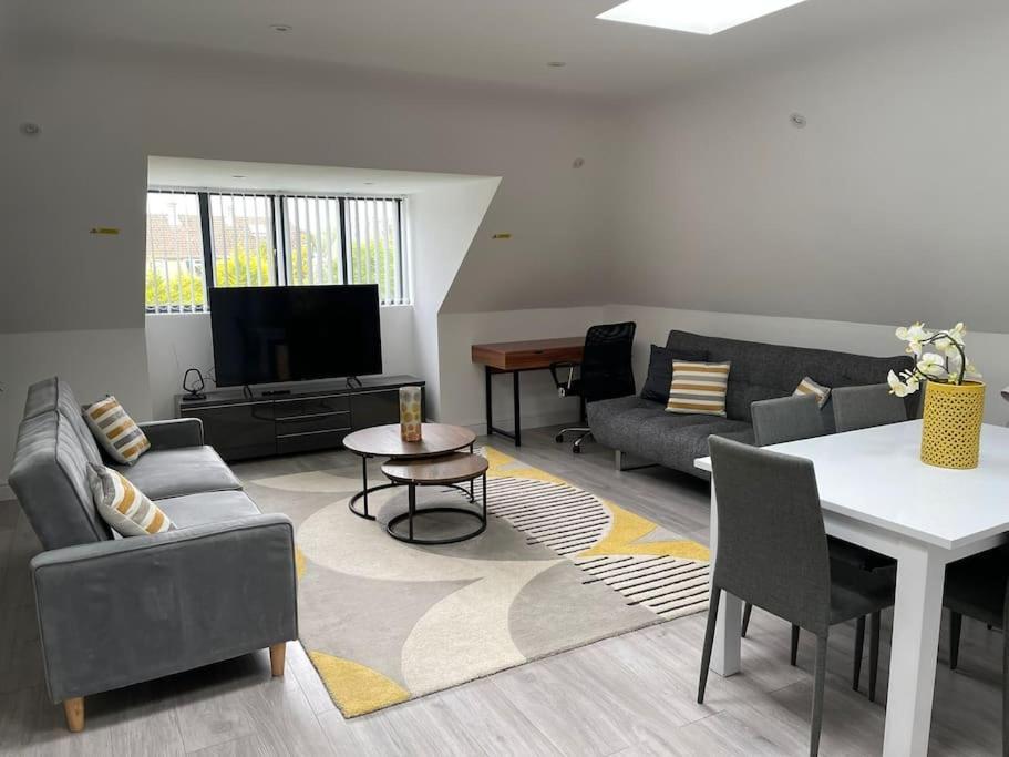 Orchid Lodge - Two Bed Generous Flat - Parking, Netflix, Wifi - Close To Blenheim Palace & Oxford - F4 Kidlington Kültér fotó