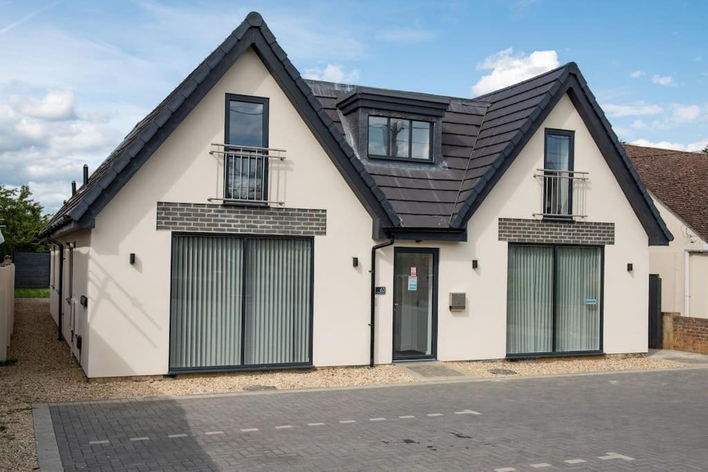 Orchid Lodge - Two Bed Generous Flat - Parking, Netflix, Wifi - Close To Blenheim Palace & Oxford - F4 Kidlington Kültér fotó