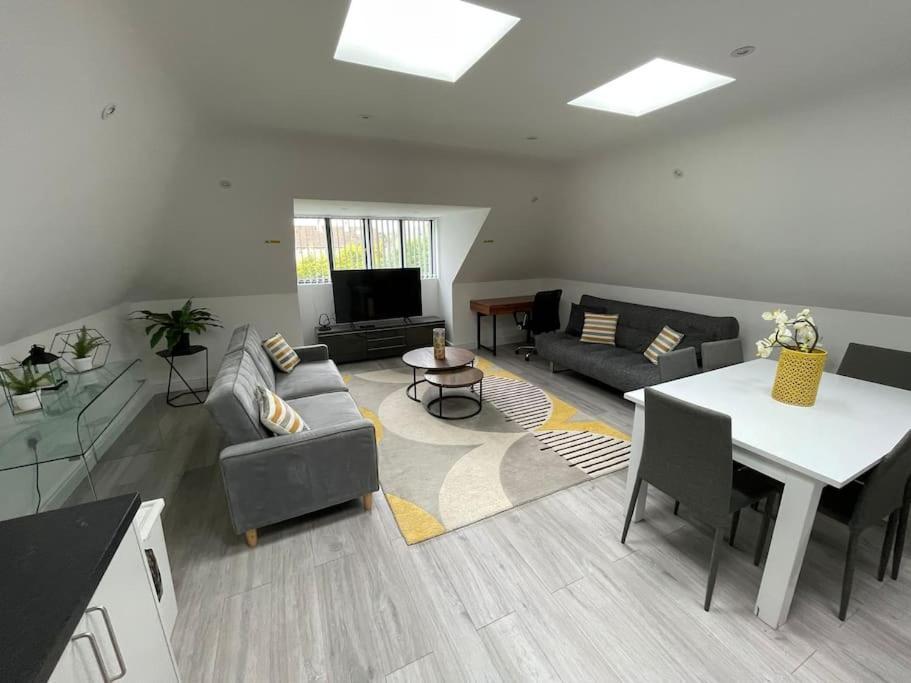 Orchid Lodge - Two Bed Generous Flat - Parking, Netflix, Wifi - Close To Blenheim Palace & Oxford - F4 Kidlington Kültér fotó