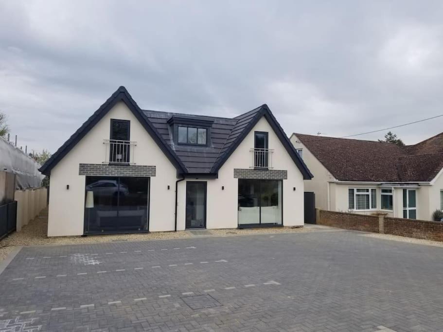 Orchid Lodge - Two Bed Generous Flat - Parking, Netflix, Wifi - Close To Blenheim Palace & Oxford - F4 Kidlington Kültér fotó