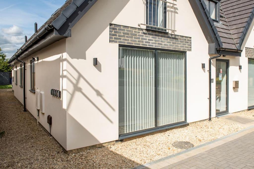 Orchid Lodge - Two Bed Generous Flat - Parking, Netflix, Wifi - Close To Blenheim Palace & Oxford - F4 Kidlington Kültér fotó