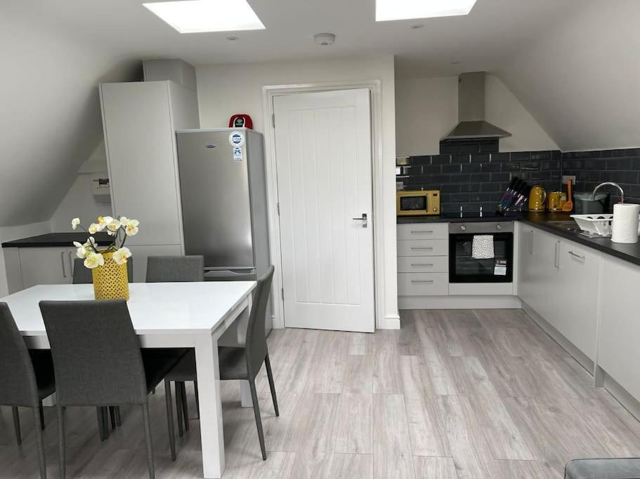 Orchid Lodge - Two Bed Generous Flat - Parking, Netflix, Wifi - Close To Blenheim Palace & Oxford - F4 Kidlington Kültér fotó