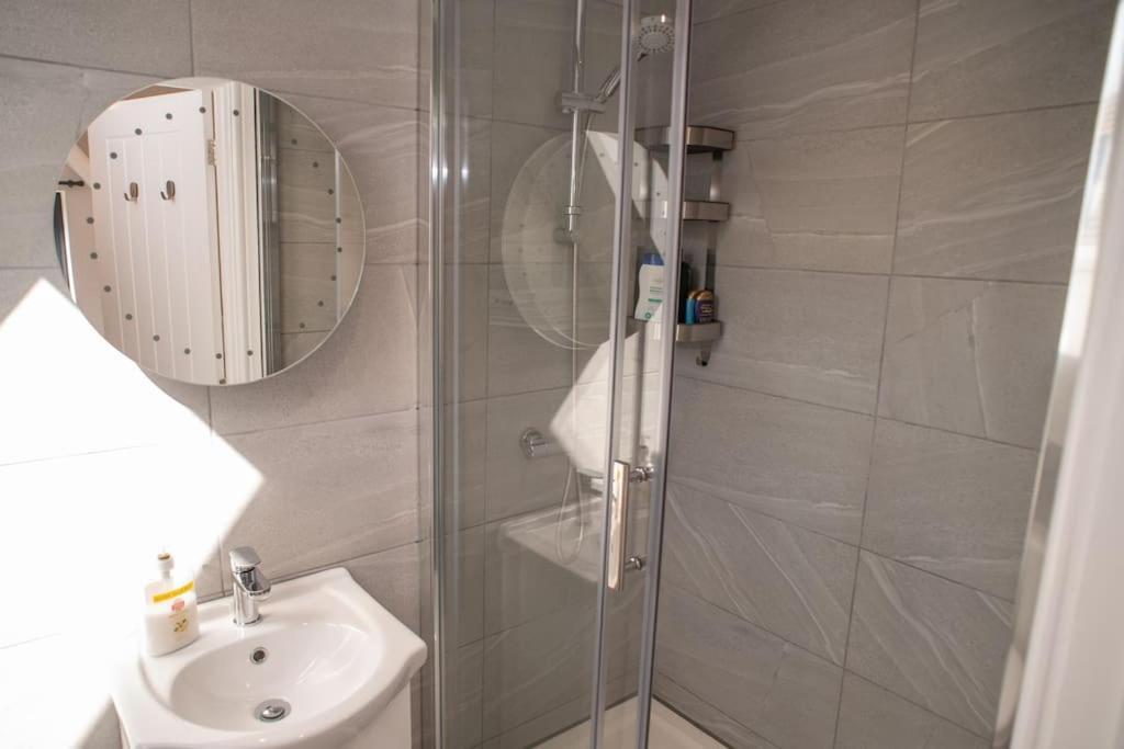 Orchid Lodge - Two Bed Generous Flat - Parking, Netflix, Wifi - Close To Blenheim Palace & Oxford - F4 Kidlington Kültér fotó