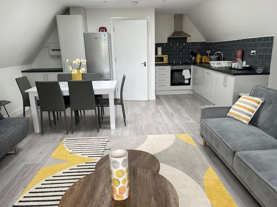 Orchid Lodge - Two Bed Generous Flat - Parking, Netflix, Wifi - Close To Blenheim Palace & Oxford - F4 Kidlington Kültér fotó