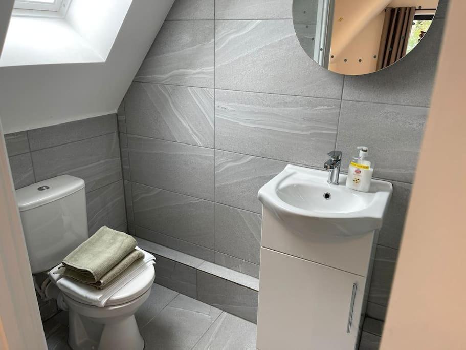 Orchid Lodge - Two Bed Generous Flat - Parking, Netflix, Wifi - Close To Blenheim Palace & Oxford - F4 Kidlington Kültér fotó