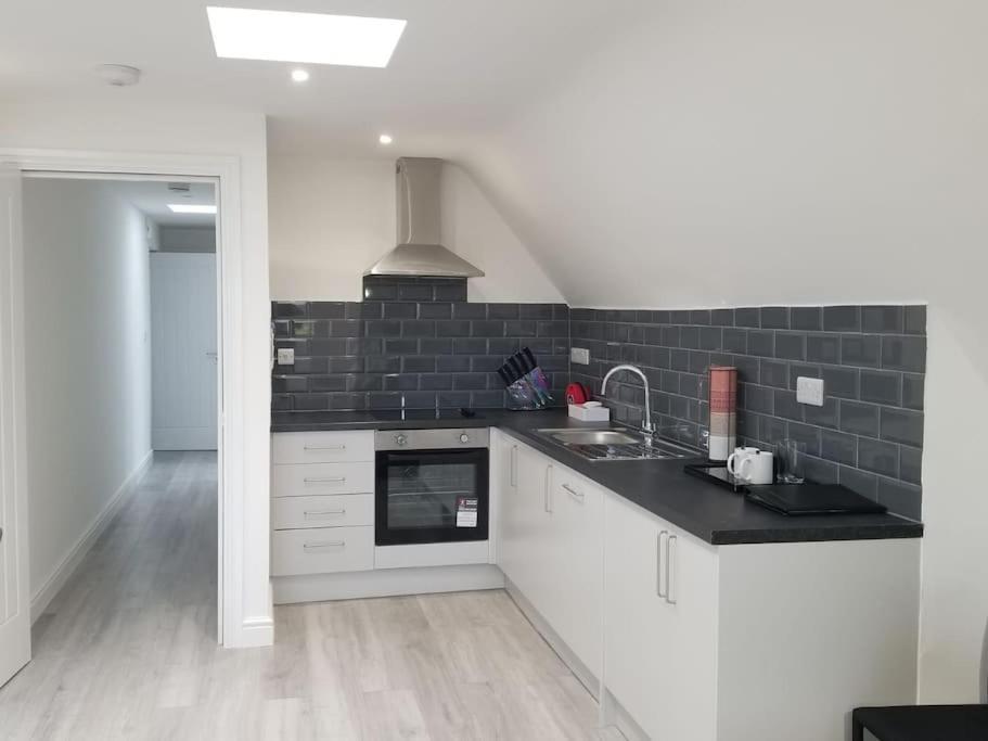 Orchid Lodge - Two Bed Generous Flat - Parking, Netflix, Wifi - Close To Blenheim Palace & Oxford - F4 Kidlington Kültér fotó