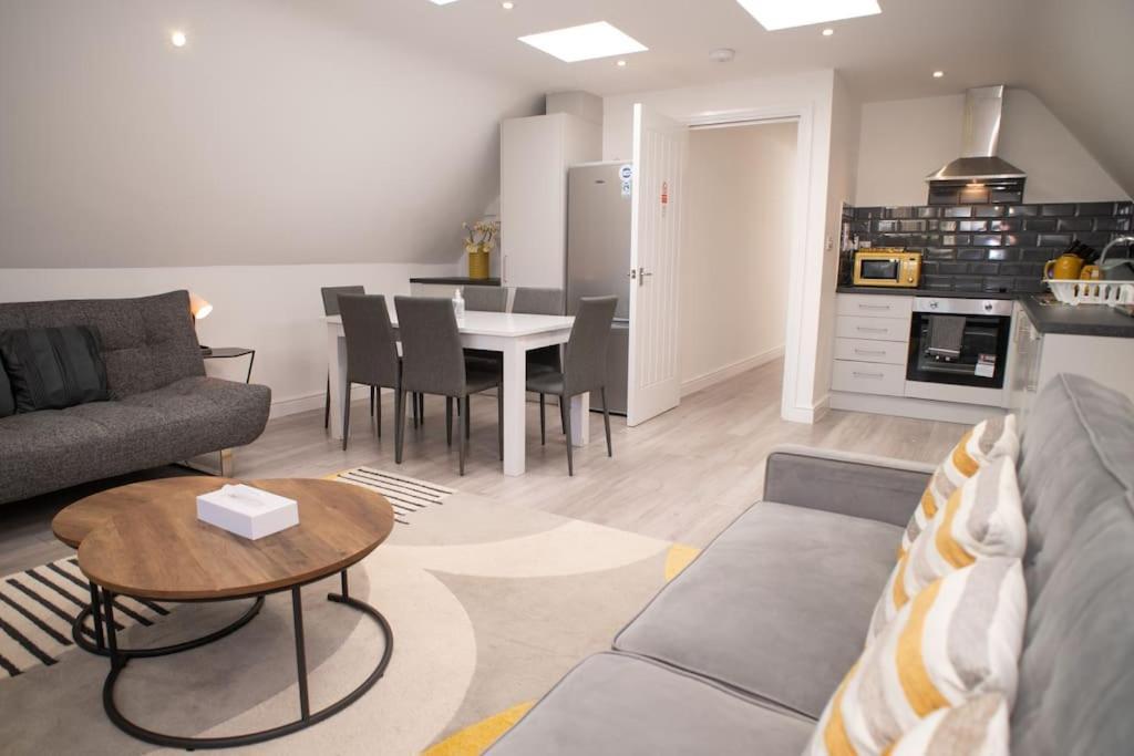 Orchid Lodge - Two Bed Generous Flat - Parking, Netflix, Wifi - Close To Blenheim Palace & Oxford - F4 Kidlington Kültér fotó