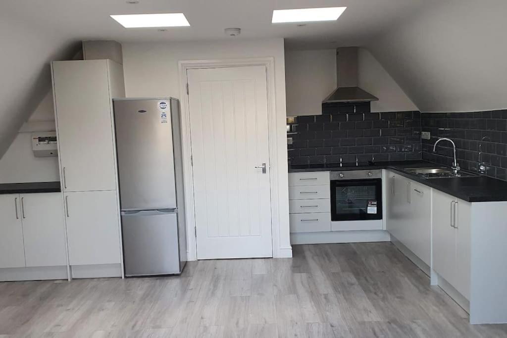 Orchid Lodge - Two Bed Generous Flat - Parking, Netflix, Wifi - Close To Blenheim Palace & Oxford - F4 Kidlington Kültér fotó