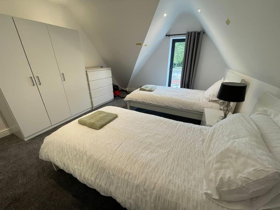 Orchid Lodge - Two Bed Generous Flat - Parking, Netflix, Wifi - Close To Blenheim Palace & Oxford - F4 Kidlington Kültér fotó