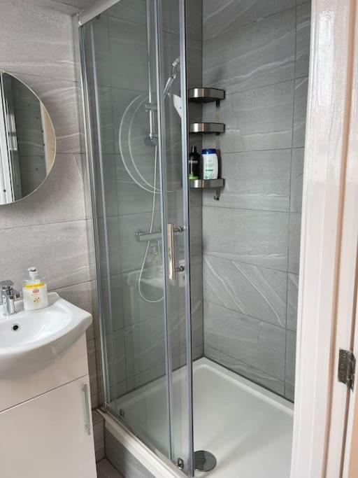 Orchid Lodge - Two Bed Generous Flat - Parking, Netflix, Wifi - Close To Blenheim Palace & Oxford - F4 Kidlington Kültér fotó