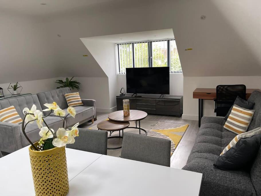 Orchid Lodge - Two Bed Generous Flat - Parking, Netflix, Wifi - Close To Blenheim Palace & Oxford - F4 Kidlington Kültér fotó