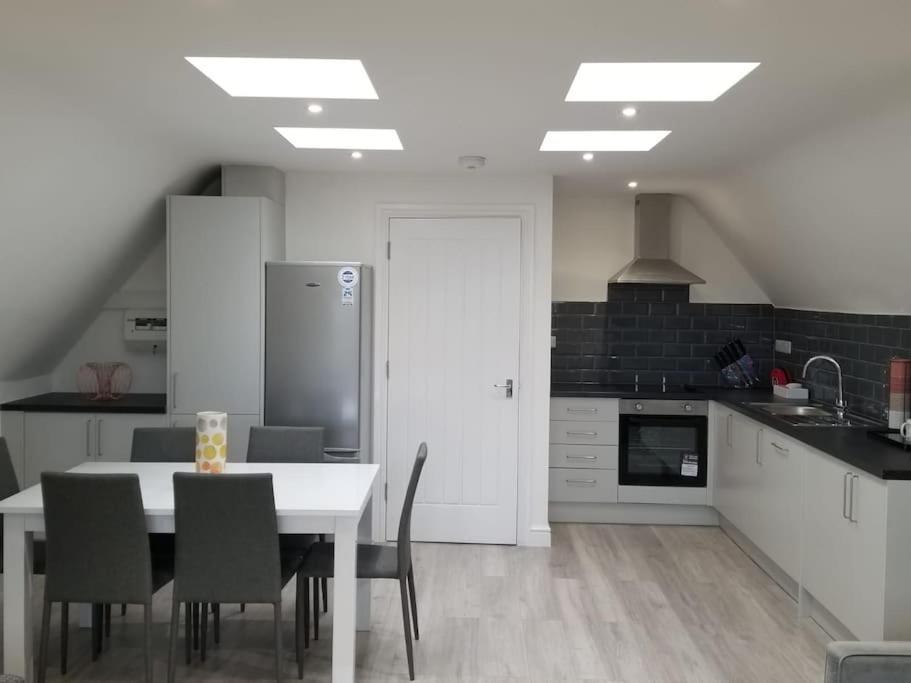 Orchid Lodge - Two Bed Generous Flat - Parking, Netflix, Wifi - Close To Blenheim Palace & Oxford - F4 Kidlington Kültér fotó