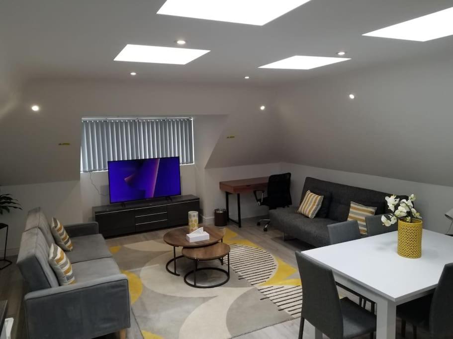 Orchid Lodge - Two Bed Generous Flat - Parking, Netflix, Wifi - Close To Blenheim Palace & Oxford - F4 Kidlington Kültér fotó