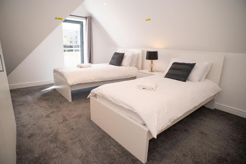 Orchid Lodge - Two Bed Generous Flat - Parking, Netflix, Wifi - Close To Blenheim Palace & Oxford - F4 Kidlington Kültér fotó