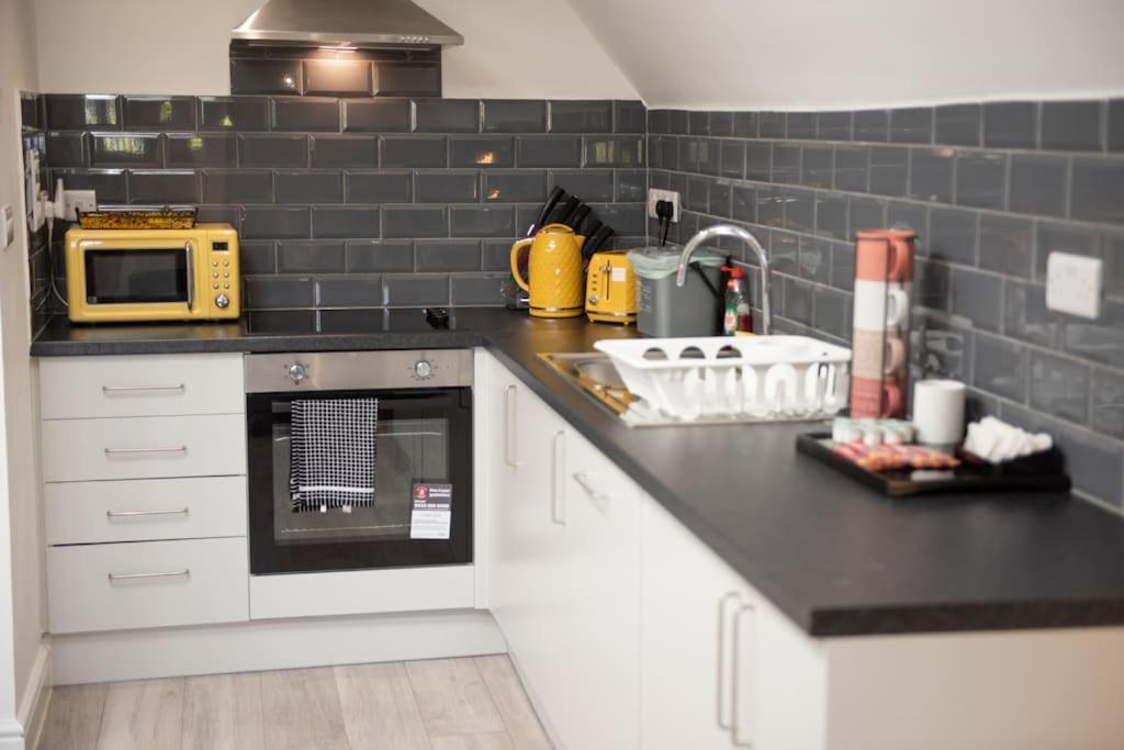 Orchid Lodge - Two Bed Generous Flat - Parking, Netflix, Wifi - Close To Blenheim Palace & Oxford - F4 Kidlington Kültér fotó