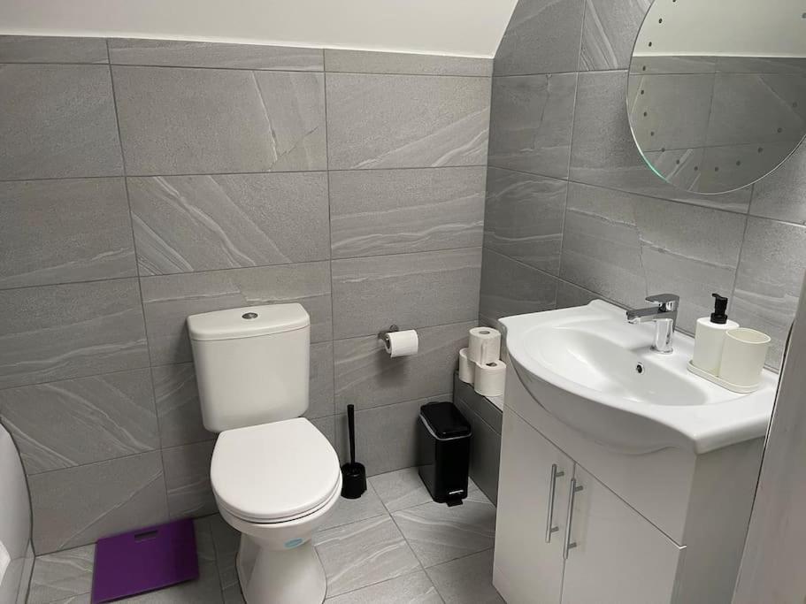 Orchid Lodge - Two Bed Generous Flat - Parking, Netflix, Wifi - Close To Blenheim Palace & Oxford - F4 Kidlington Kültér fotó