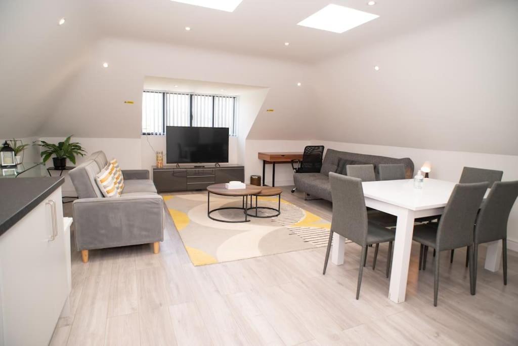 Orchid Lodge - Two Bed Generous Flat - Parking, Netflix, Wifi - Close To Blenheim Palace & Oxford - F4 Kidlington Kültér fotó
