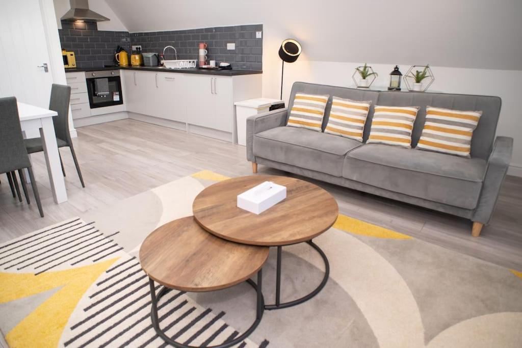 Orchid Lodge - Two Bed Generous Flat - Parking, Netflix, Wifi - Close To Blenheim Palace & Oxford - F4 Kidlington Kültér fotó