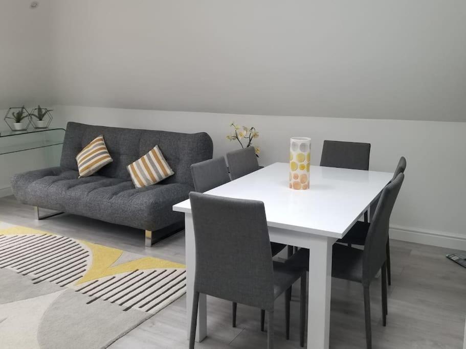 Orchid Lodge - Two Bed Generous Flat - Parking, Netflix, Wifi - Close To Blenheim Palace & Oxford - F4 Kidlington Kültér fotó