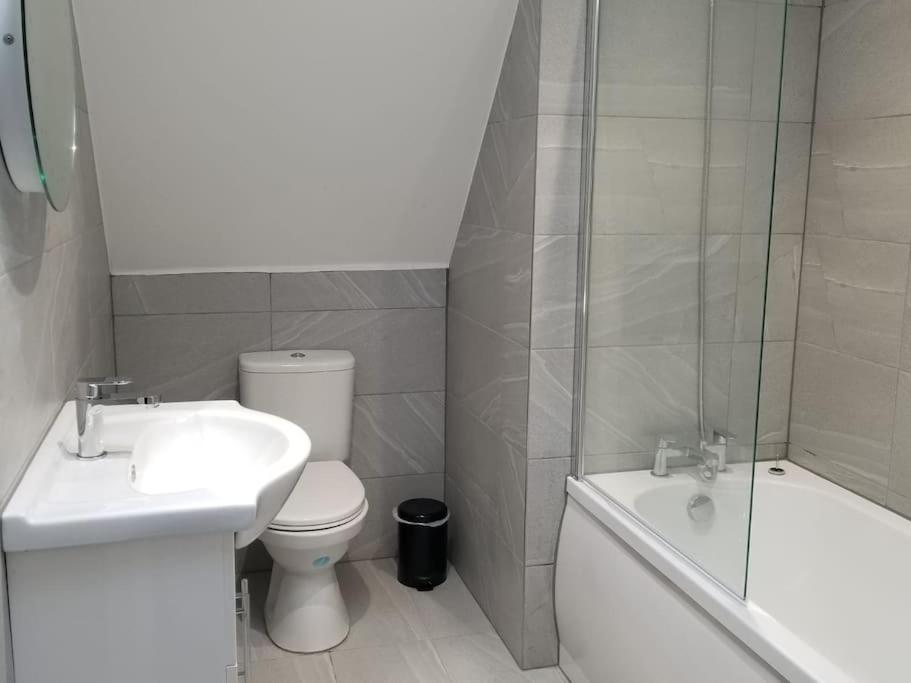 Orchid Lodge - Two Bed Generous Flat - Parking, Netflix, Wifi - Close To Blenheim Palace & Oxford - F4 Kidlington Kültér fotó