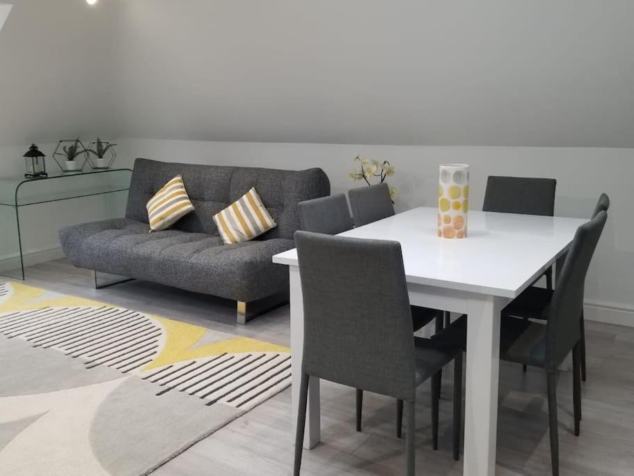 Orchid Lodge - Two Bed Generous Flat - Parking, Netflix, Wifi - Close To Blenheim Palace & Oxford - F4 Kidlington Kültér fotó